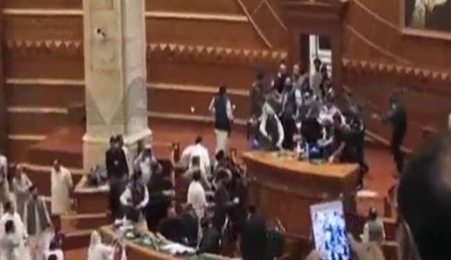 Pakistan: Punjab Assembly turned into an arena before