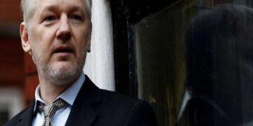 जूलियन असांजे