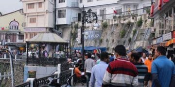 पर्यटकों