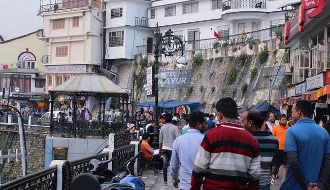 पर्यटकों