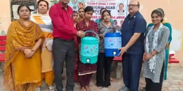 पानी के कैम्पर वितरित करने पर रजनी सोनी और दीपिका ने जताया आभार