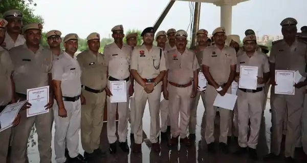 16 पुलिसकर्मियों को पुरस्कार देकर सम्मानित किया गया