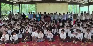 सरकारी स्कूल में बच्चों के लिए विशेष सामूहिक भोजन कार्यक्रम आयोजित