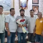 गोपाल कांडा को पुष्प गुच्छ भेंट करते हुए अग्रवाल सभा के प्रधान संजय गोयल एवं अन्य पदाधिकारी