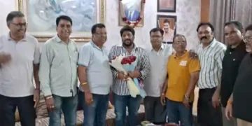 गोपाल कांडा को पुष्प गुच्छ भेंट करते हुए अग्रवाल सभा के प्रधान संजय गोयल एवं अन्य पदाधिकारी