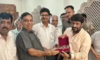 समिति की ओर से गोपाल कांडा को स्मृति चिन्ह भेंट किया गया।