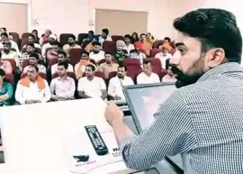 मुख्य वक्ता राजीव ने भारतीय मजदूर संघ व दतोप्ंत ठेंगड़ी के जीवन पर प्रकाश डाला